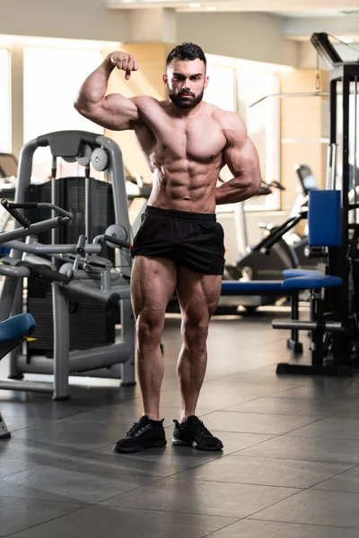 Młody Człowiek Stojący Silny Siłowni Napinania Mięśni Muscular Athletic Bodybuilder — Zdjęcie stockowe
