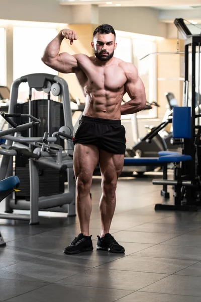 Young Man Standing Strong Gym Flexing Muscles Muskelatletisk Kroppsbyggare Fitness — Stockfoto