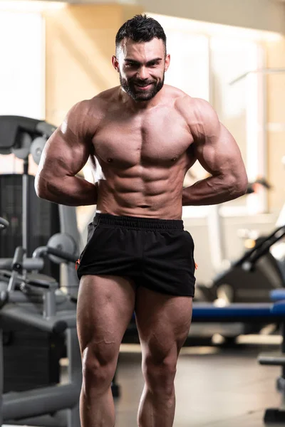 Hombre Joven Pie Fuerte Gimnasio Músculos Flexionantes Muscular Atlético Culturista — Foto de Stock