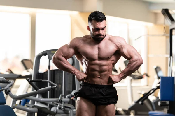 Hombre Joven Guapo Pie Fuerte Gimnasio Músculos Flexión Muscular Atlético — Foto de Stock