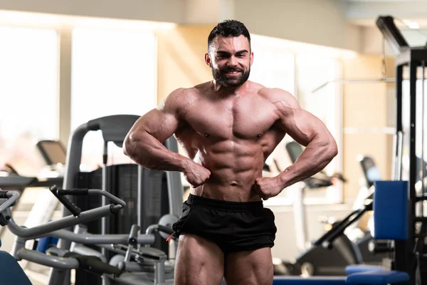 Spor Salonunda Güçlü Duran Genç Adam - Kas Atletik Vücut Geliştirici Spor Sonrası Spor Pozisyonu