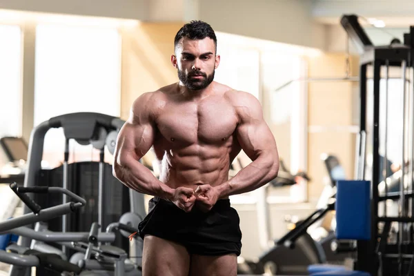 Retrato Joven Hombre Físicamente Forma Que Muestra Cuerpo Bien Entrenado — Foto de Stock