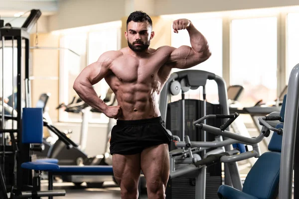 Hombre Joven Guapo Pie Fuerte Gimnasio Músculos Flexión Muscular Atlético — Foto de Stock