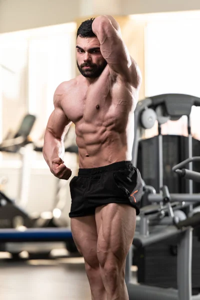 Jeune Homme Debout Fort Dans Gymnase Les Muscles Flexibles Musclé — Photo