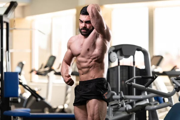 Beau Jeune Homme Debout Fort Dans Gymnase Les Muscles Flexibles — Photo