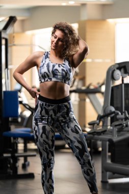 Genç bir portresi, fiziksel olarak iyi eğitimli vücudu - güzel spor Fitness Model çalışmaları sonra poz gösterilen kadın uygun
