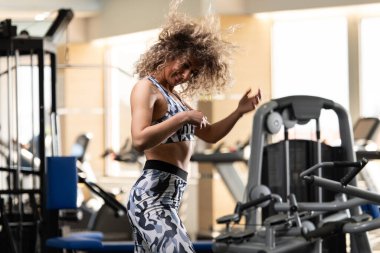 Güçlü spor salonunda duran ve kasları - esneme egzersizleri sonra poz güzel spor Fitness Model çekici genç kadın