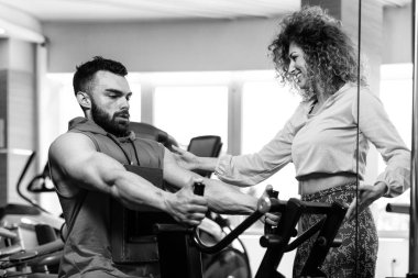 Genç adam salonunda - makine yardımıyla onu antrenman ör, geri egzersiz yaparak çalışma dışarı