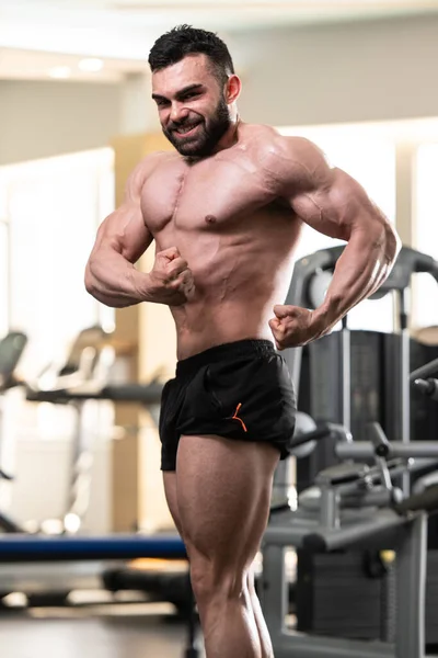 Retrato Jovem Fisicamente Apto Homem Mostrando Seu Corpo Bem Treinado — Fotografia de Stock