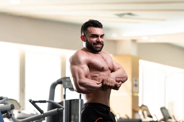 Young Man Standing Strong Gym Flexing Muscles Muskelatletisk Kroppsbyggare Fitness — Stockfoto