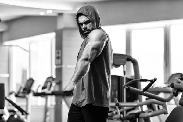 Spor Salonunda Güçlü Duran Kapüşonlu Kaslarını Esneten Genç Adam Spor — Stok fotoğraf