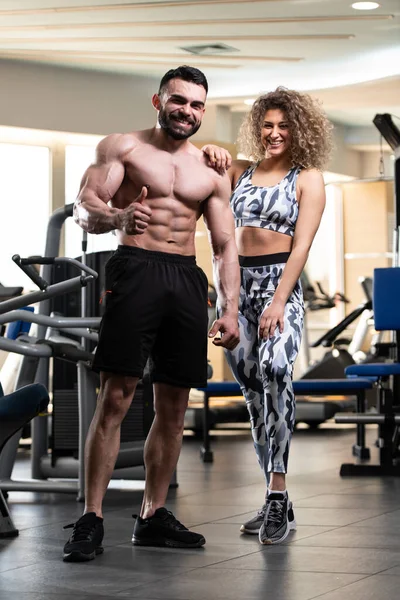 Retrato Una Pareja Sexy Gimnasio Con Equipo Ejercicio Que Muestra —  Fotos de Stock