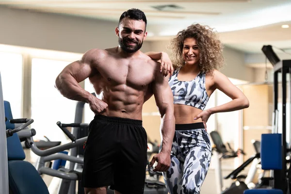 Retrato Una Pareja Físicamente Forma Que Muestra Cuerpo Bien Entrenado —  Fotos de Stock