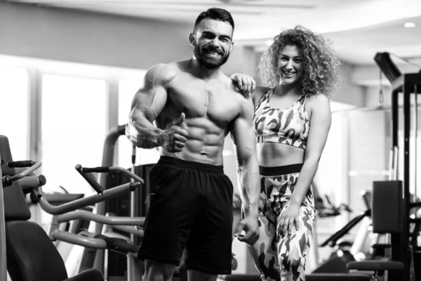 Portrait Sexy Couple Gym Exercise Equipment Showing Thumbs — Stock Photo, Image