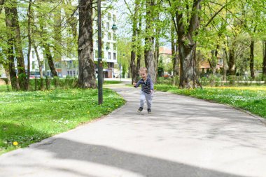 Küçük Çocuk parkta oynuyor - Güneşli bir günde koşuyor ve eğleniyor - Doğada Mutlu Anlar