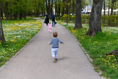 Parkta Oynayan Küçük Çocuklar - Güneşli Gün 'de Koşan ve Eğlenen - Doğada Mutlu Anlar