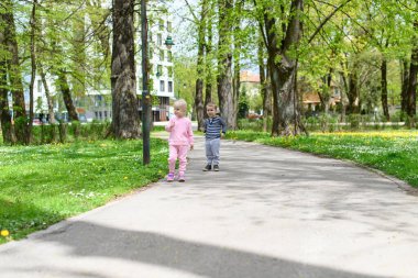 Parkta Oynayan Küçük Çocuklar - Güneşli Gün 'de Koşan ve Eğlenen - Doğada Mutlu Anlar
