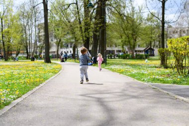 Parkta Oynayan Küçük Çocuklar - Güneşli Gün 'de Koşan ve Eğlenen - Doğada Mutlu Anlar