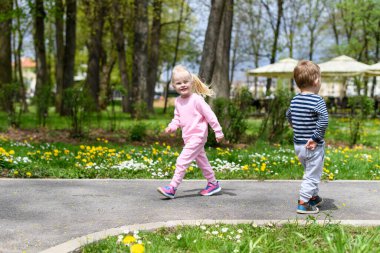 Parkta Oynayan Küçük Çocuklar - Güneşli Gün 'de Koşan ve Eğlenen - Doğada Mutlu Anlar