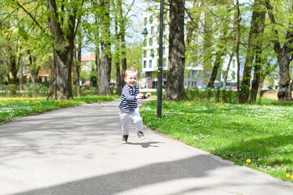 Niño Jugando Parque Corriendo Disfrutando Día Soleado Momentos Felices Naturaleza —  Fotos de Stock