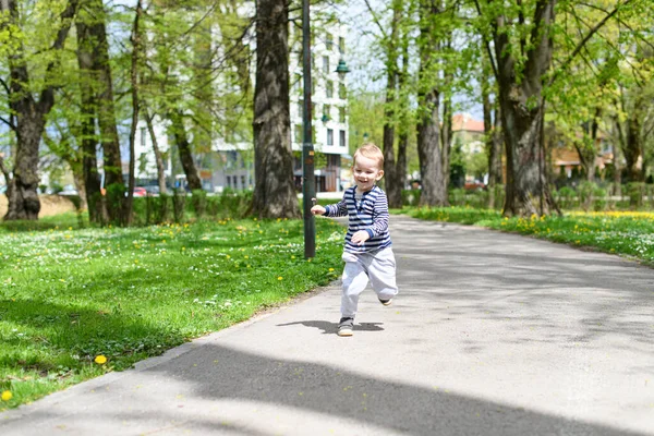 Happy Little Boy Disfruta Jugando Corriendo Parque Niño Activo Divirtiéndose —  Fotos de Stock