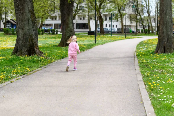 Маленькая Девочка Играющая Парке Бегать Наслаждаться Солнечным Днем Счастливые Моменты — стоковое фото