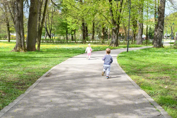 Ευτυχισμένα Μικρά Παιδιά Απολαμβάνουν Παιχνίδι Και Τρέξιμο Στο Πάρκο Ενεργό — Φωτογραφία Αρχείου