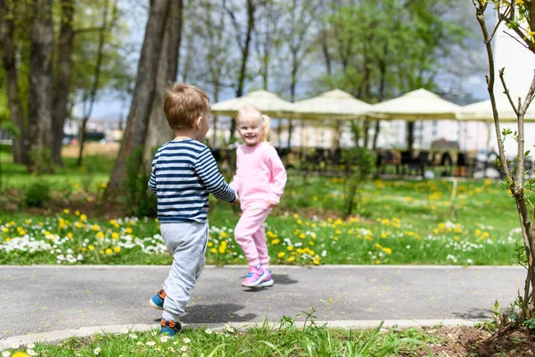 Crianças Pequenas Felizes Gostam Jogar Correr Parque Menino Menina Ativos — Fotografia de Stock