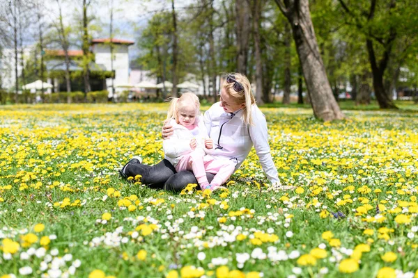 Szczęśliwa Młoda Matka Małe Dziecko Siedzą Razem Trawie Summer Park — Zdjęcie stockowe