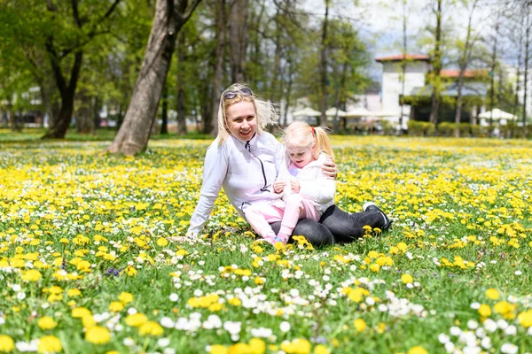 Glimlachende Jonge Moeder Zitten Met Baby Meisje Jaar Oud Outoodrs — Stockfoto