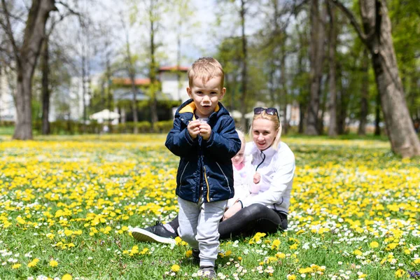 Jovem Mãe Sentada Com Bebê Menina Anos Outoodrs Parque Menino — Fotografia de Stock