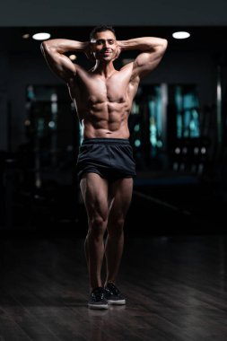 Bedensel olarak zinde olan bir gencin portresi, iyi eğitilmiş vücudunu gösteren göğüs problemleri.