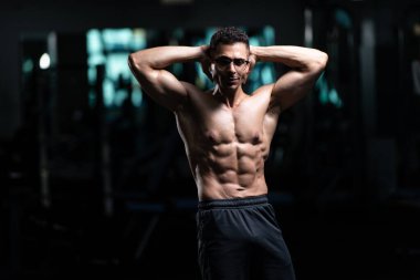 Bedensel olarak zinde olan bir gencin portresi, iyi eğitilmiş vücudunu gösteren göğüs problemleri.