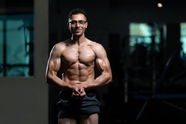 Bedensel olarak zinde olan bir gencin portresi, iyi eğitilmiş vücudunu gösteren göğüs problemleri.