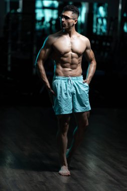 Bedensel olarak zinde olan bir gencin portresi, iyi eğitilmiş vücudunu gösteren göğüs problemleri.