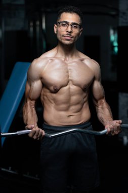 Gynecomastia Meme Sorunu Olan Adam Spor Salonunda Bisiklet Çalışıyor