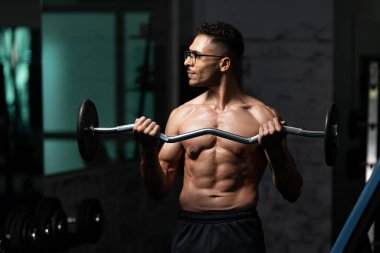 Gynecomastia Meme Sorunu Olan Adam Spor Salonunda Bisiklet Çalışıyor