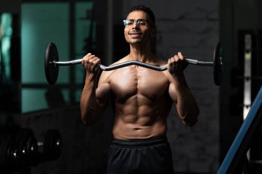 Gynecomastia Göğüs Sorunu olan Sporcu Spor Salonunda Bisiklet Çalışıyor