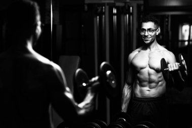 Gynecomastia Göğüs Sorunu Olan Sporcu Spor Salonunda Bisiklet Çalışıyor - Dambıllar Konsantrasyon Kıvrımları