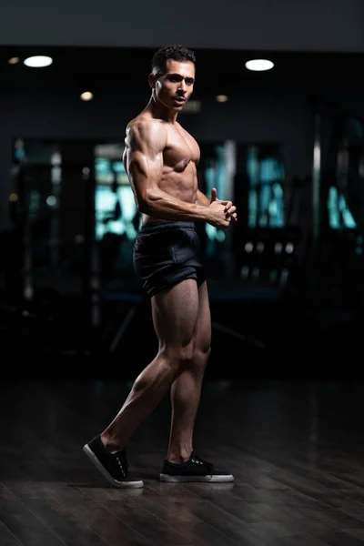 Retrato Joven Físicamente Forma Hombre Con Ginecomastia Pechos Problema Mostrando —  Fotos de Stock