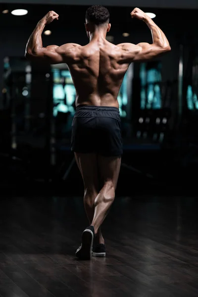 Young Man Standing Strong Gym Flexing Muscles Muskelatletisk Kroppsbyggare Fitness — Stockfoto