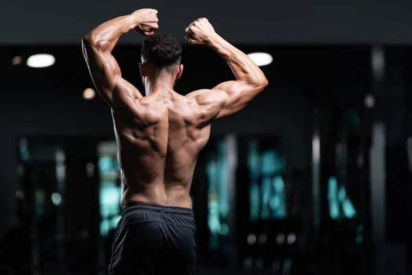 Stilig Ung Man Står Stark Gymmet Och Böjande Muskler Muskel — Stockfoto