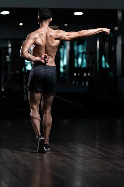 Young Man Standing Strong Gym Flexing Muscles Muskelatletisk Kroppsbyggare Fitness — Stockfoto