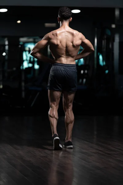 Hombre Joven Guapo Pie Fuerte Gimnasio Músculos Flexión Muscular Atlético — Foto de Stock