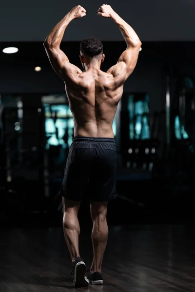 Bello Giovane Uomo Piedi Forte Nella Palestra Muscoli Flessibili Muscolare — Foto Stock