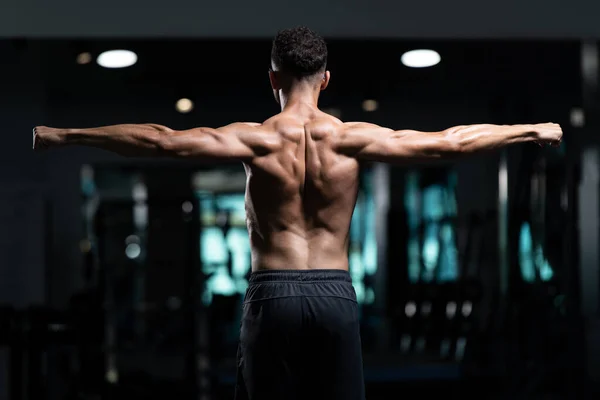 Spor Salonunda Güçlü Duran Genç Adam Kas Atletik Vücut Geliştirici — Stok fotoğraf