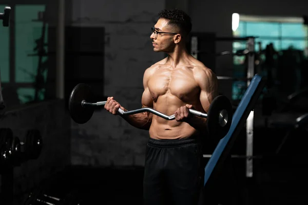 Man Med Gynekomasti Bröst Problem Att Träna Biceps Ett Gym — Stockfoto