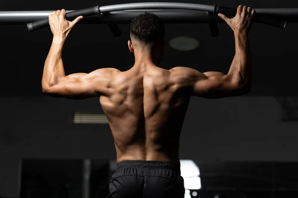 Atleta Guapo Haciendo Ejercicio Peso Pesado Para Volver Máquina —  Fotos de Stock