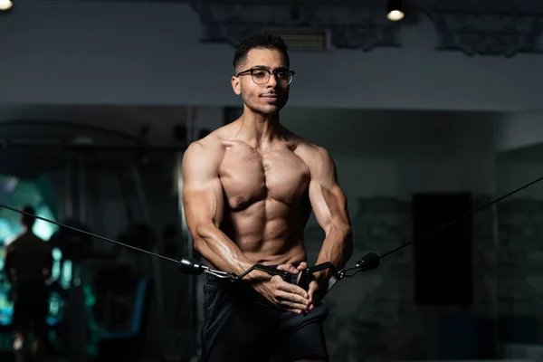 Athletin Mit Gynäkomastie Brüste Problem Workout Brust Auf Maschine Mit — Stockfoto