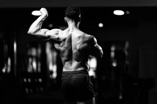 Retrato Jovem Fisicamente Apto Homem Mostrando Seu Corpo Bem Treinado — Fotografia de Stock